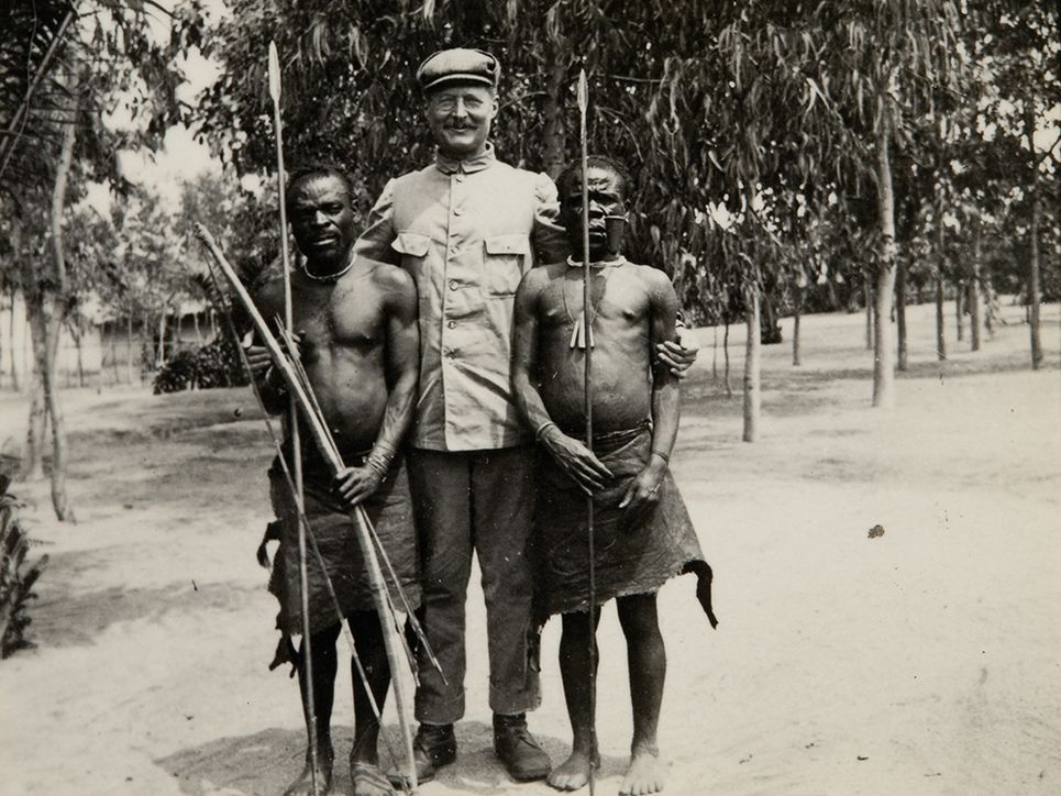 Kolonialist und Entdecker Hans Meyer mit Einheimischen auf einer Expedition in Afrika