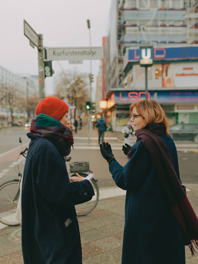 Svenja Beller und Annalisa Martin an der Straßenecke Kurfürstenstraße, Potsdamer Straße, im Hintergrund der Sexshop »LSD«.