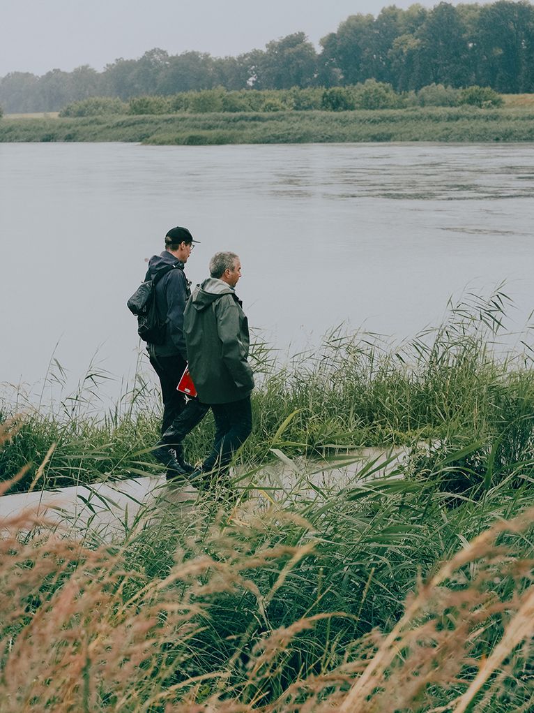 Unser Autor Sebastian Kretz spaziert mit dem Fischökologen Christian Wolter an der Oder entlang.