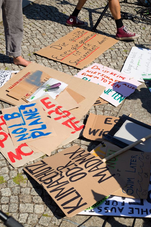 Demo-Plakate auf dem Straßenboden.