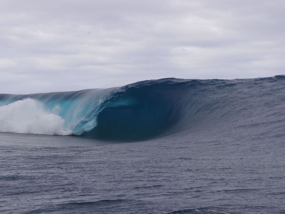 Eine riesige sich brechende Welle.