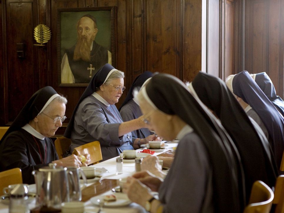 Nonnen bei einer Malzeit.