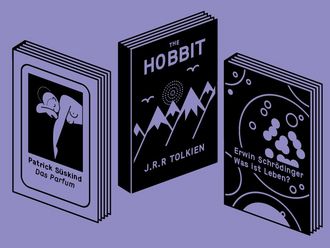 Illustration von drei Büchern. Patrick Süßkind: »Das Parfüm«, J.J.R. Tolkien: »The Hobbit« und Erwin Schrödinger: »Was ist Leben?«