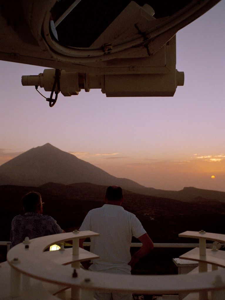 Thomas Berkeler und Wolfgang Schmitd blicken vom Teleskopturm aus in den Sonnenuntergang.