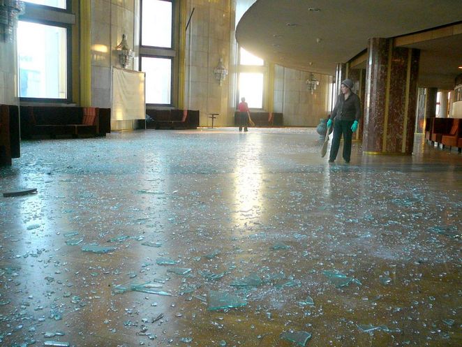 Theaterfoyer, mit Glasscherben bedeckter Boden