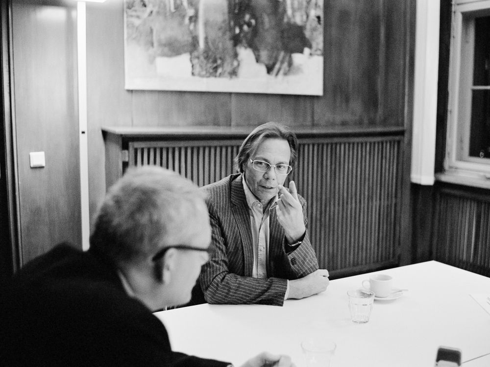 Andreas Wirsching und Harald Welzer an einem Tisch im Gespräch.