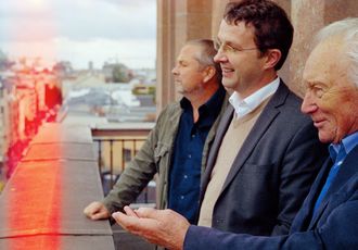 KĘSTUTIS DAUGIRDAS, Fred Hüning und Sigmund Jähn auf einer Balustrade der Leibniz-Geschäftsstelle mit Blick über Berlin. 