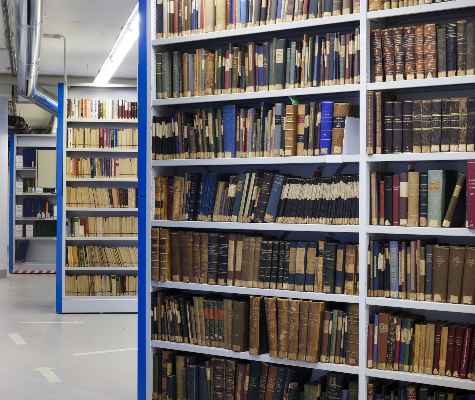 Bücherregal mit vorwiegend alten gebundenen Büchern.