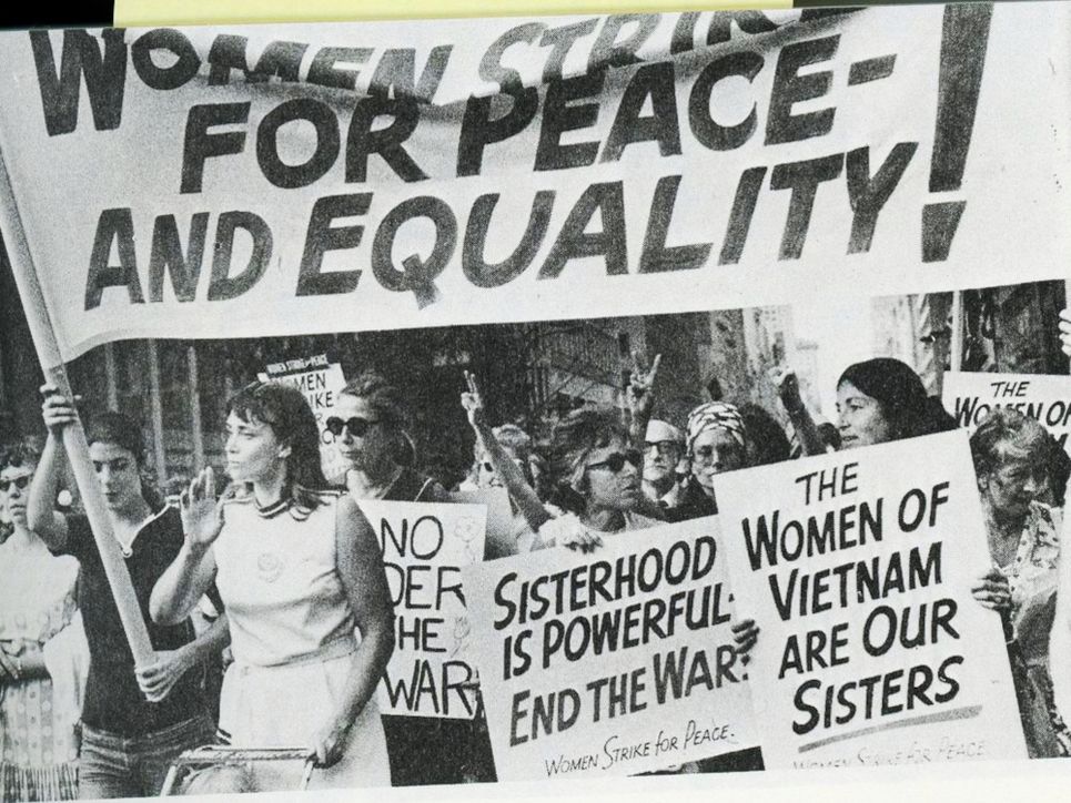 Die Demonstrantinnen in New York halten Banner und Plakate in die Höhe.