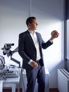 Albrecht Stroh vom Leibniz-Institut für Resilienzforschung hält ein Modell des menschlichen Gehirns in der Hand.