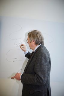Der Polymerchemiker Martin Möller zeichnet etwas an ein Whiteboard.