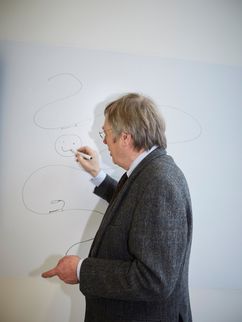 Der Polymerchemiker Martin Möller zeichnet etwas an ein Whiteboard.