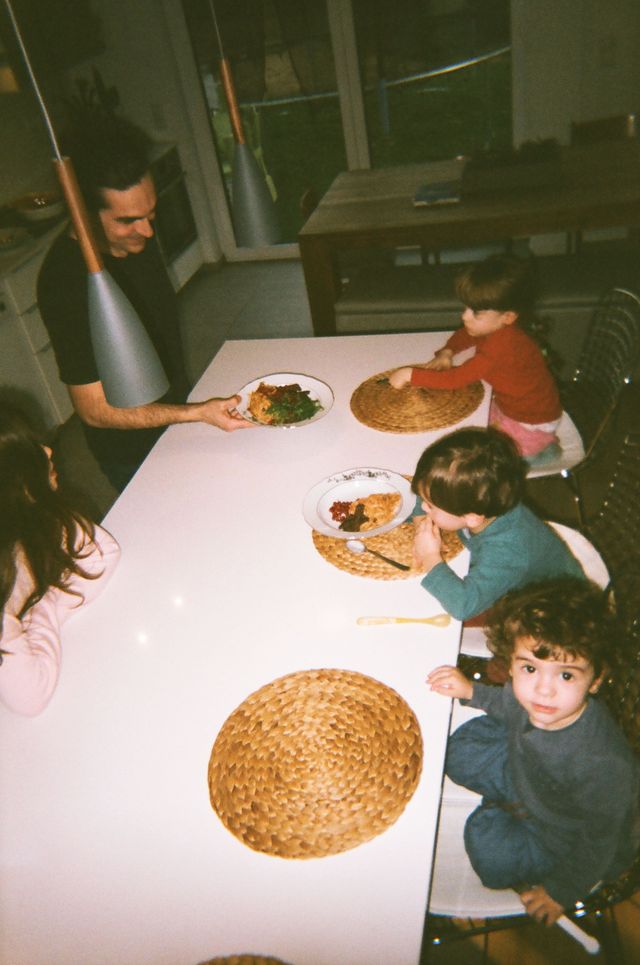 João Marcelo Lopes mit seiner Familie beim Abendbrot.