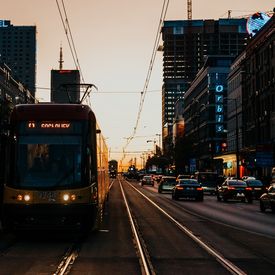 Straßenbahn in einer Großstadt im Abendlicht.