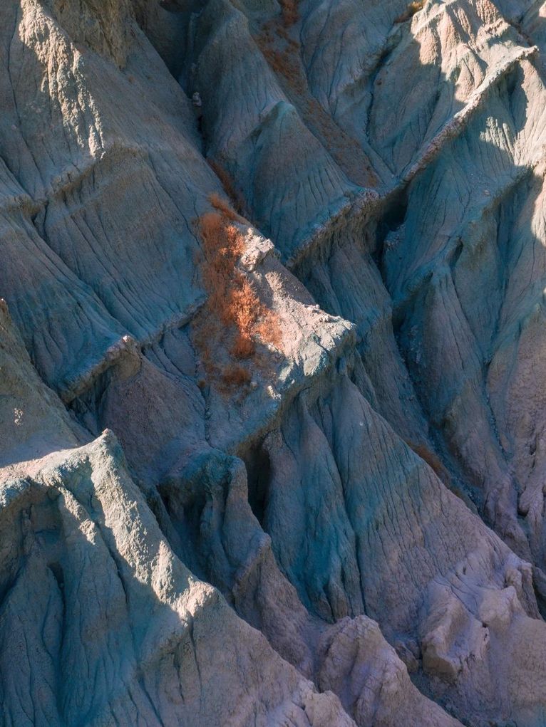 Blick aus der Vogelperspektive auf felsige, gefurchte Landschaft.
