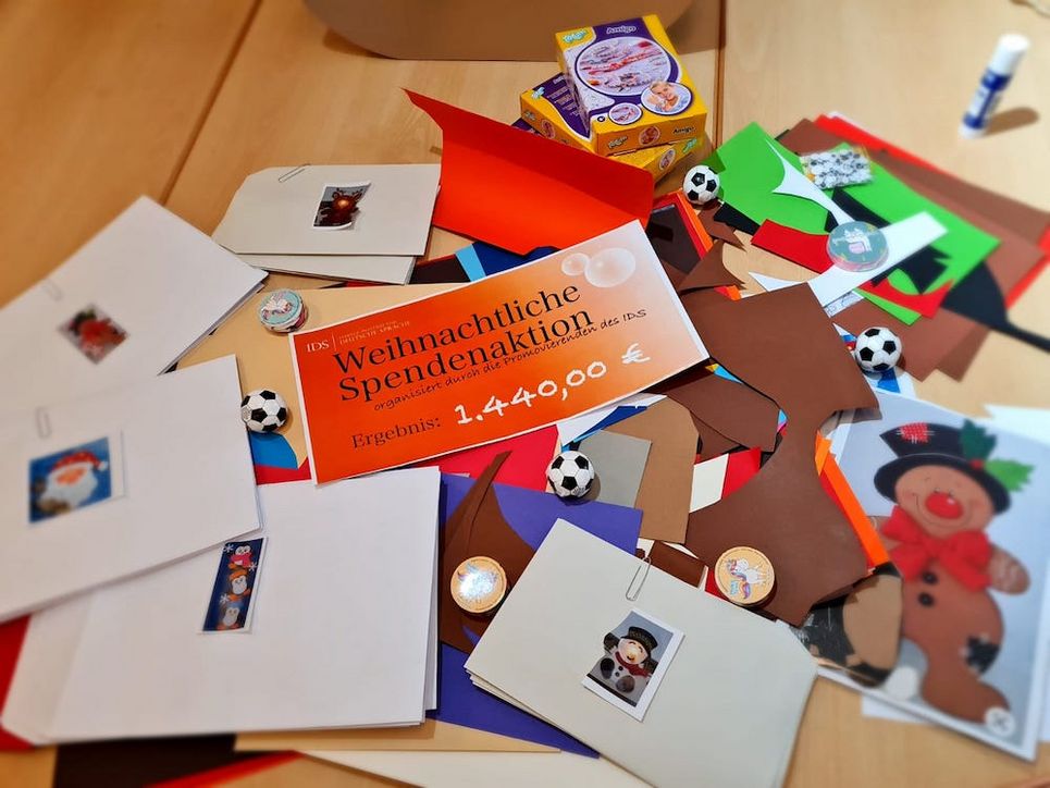 Ein Haufen von Briefen und Karten, obenauf das Ergebnis der Spendenaktion: 1.440 Euro.