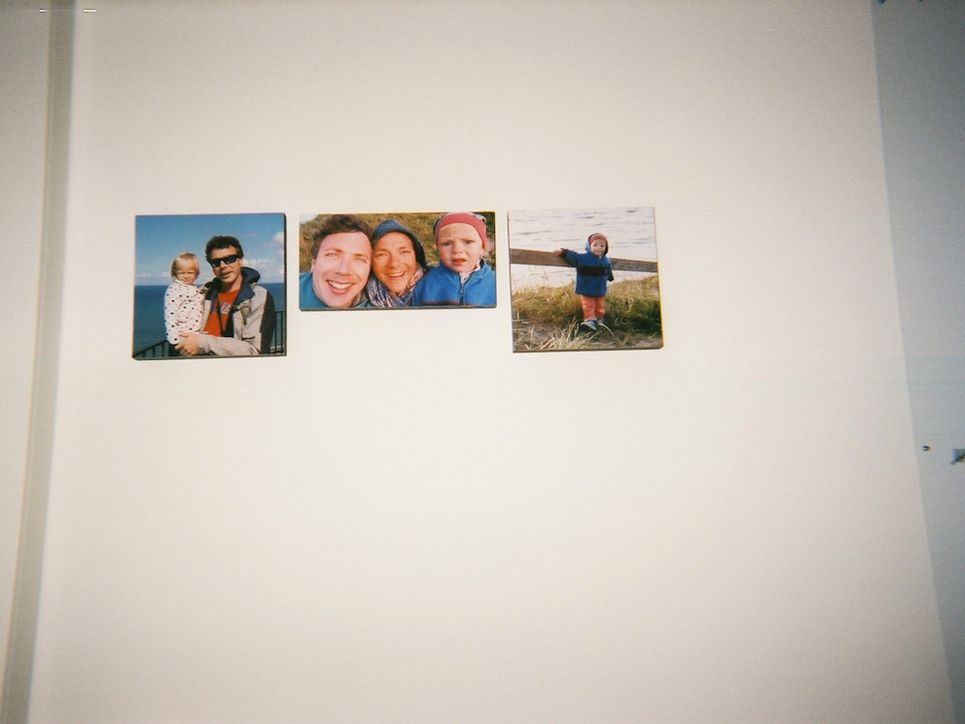 Familienfotos an einer Wand.