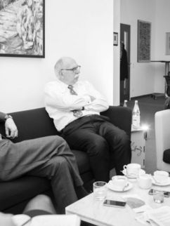 Walter Rosenthal, MATTHIAS KLEINER und Peter-André Alt auf einem Sofa und einem Sessel im Gespräch.