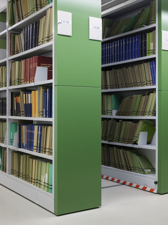 Bücherregale mit wissenschaftlichen Zeitschriften.