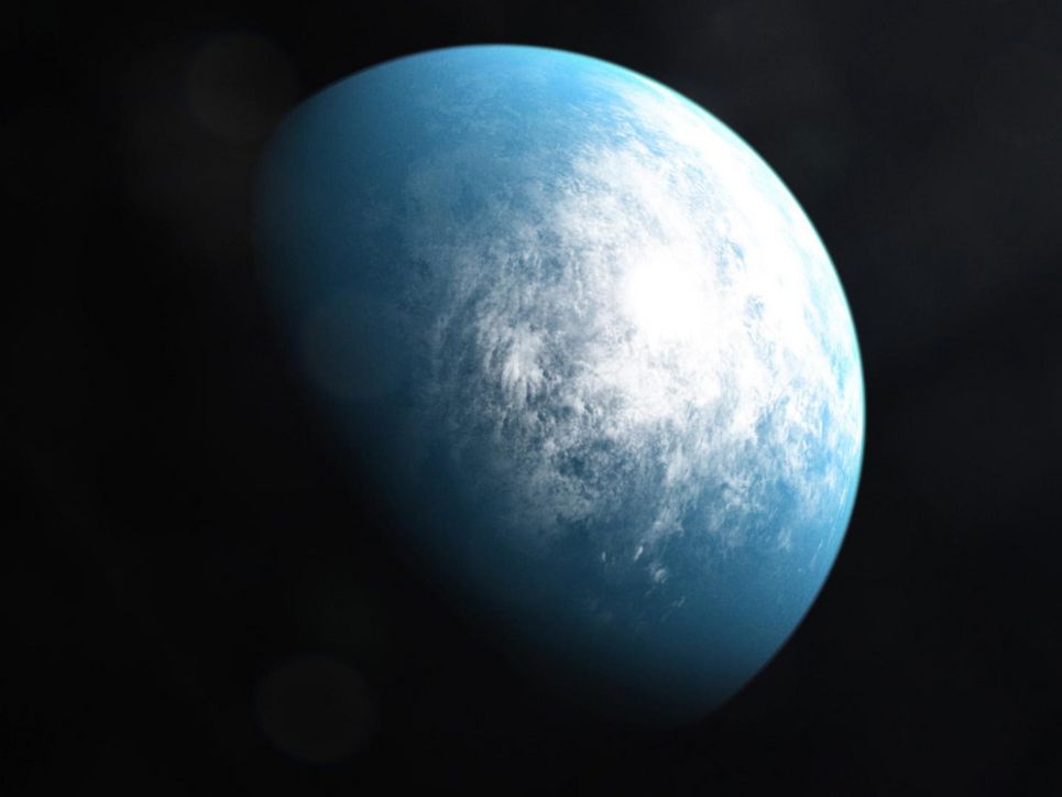 Der Exoplanet »TOI-700 d«. Er ist etwa zur Hälfte sichtbar und hat eine blau-weiße Oberfläche.