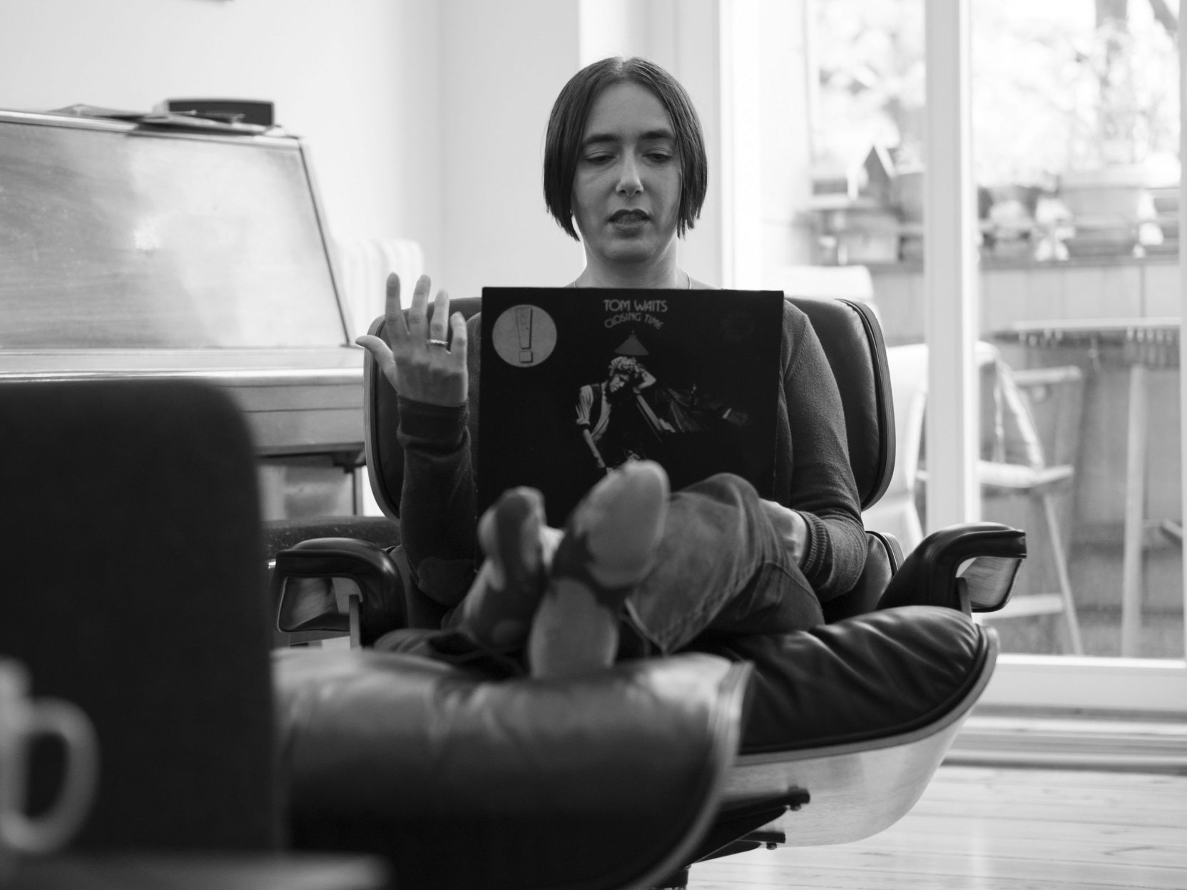 Helen Thein auf einem Ledersessel mit Laptop.