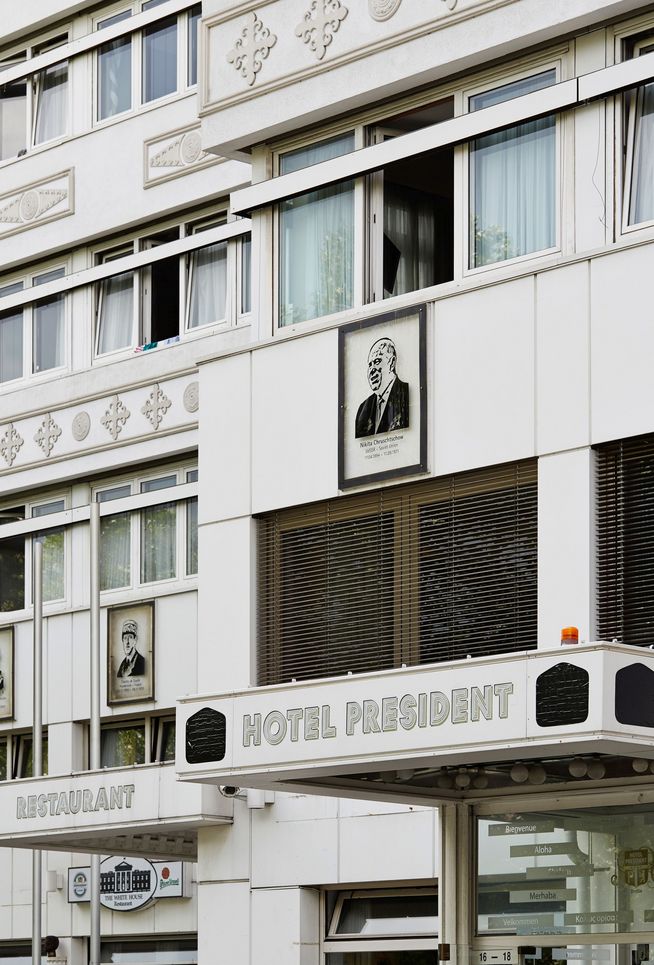 Fassade des Hotel President mit dem Porträt eines Mannes und der Aufschrift: Hotel President.