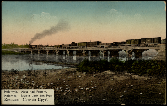 Die Postkarte zeigt eine lange Eisenbahnbrücke, über die ein Zug mit Dampflokomotive fährt.