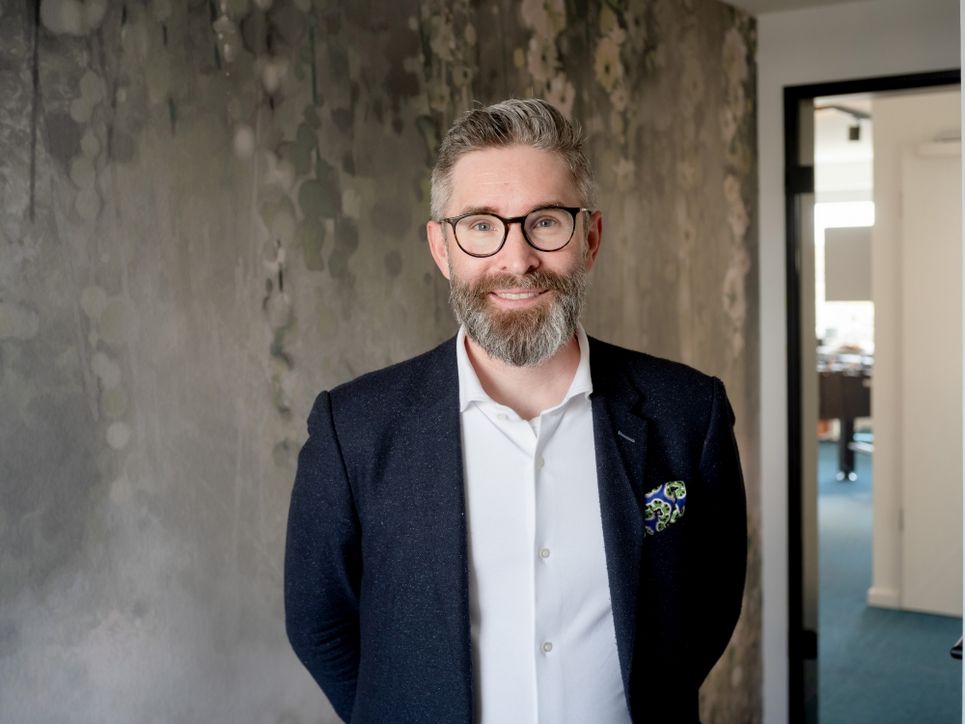 Der Medienwissenschaftler Matthias C. Kettemann im Institutsgebäude.