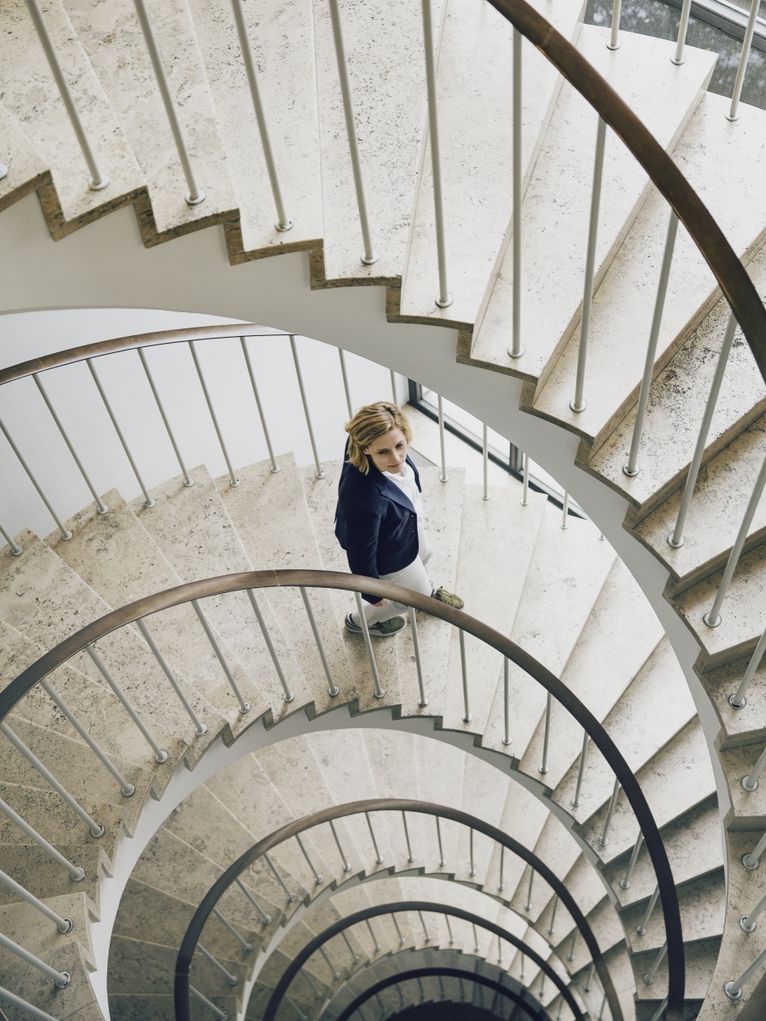 Anke Lipinsky geht eine Wendeltreppe hinunter.
