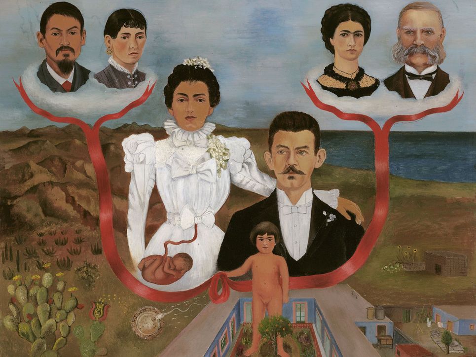 Gemälde eines Stammbaums. Das Kind, Frida Kahlo, ist sowohl auf einem offenen Haus stehend, als auch im Bauch ihrer Mutter als Fötus abgebildet.