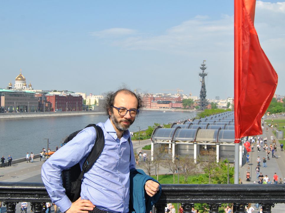 Gianluca Grimaldi auf einer Brücke mit Roter Fahne.