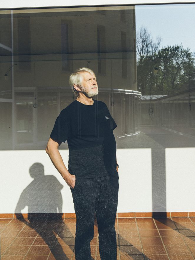 Raimund Seidel blickt in die Sonne.