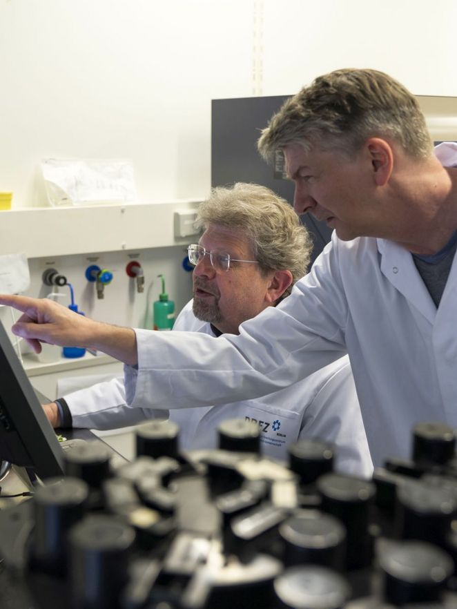 Andreas Radbruch mit seinem Kollegen im Labor