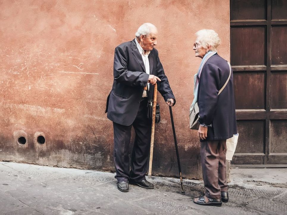 Gespräch auf der Straße zwischen zwei älteren Personen Leibniz Magazin 
