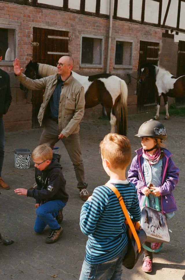 Die Kinder und der Vater auf einem Reiterhof.
