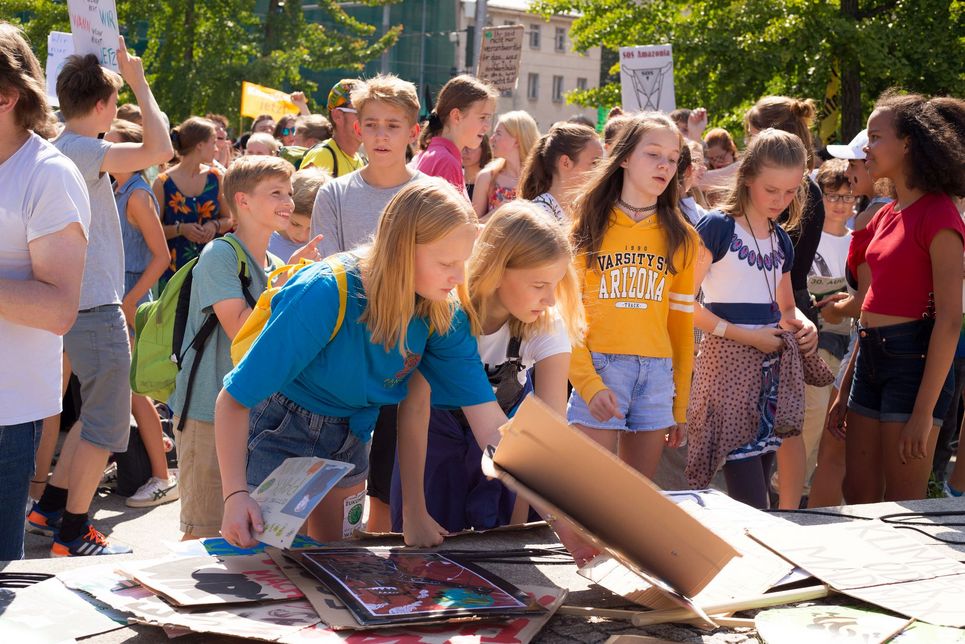 Kinder mit vielen Karton-Plakaten auf der Klima-Demo.