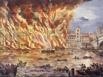 Gemälde des brennenden Londons, im Vordergrund die Themse mit vielen Booten.