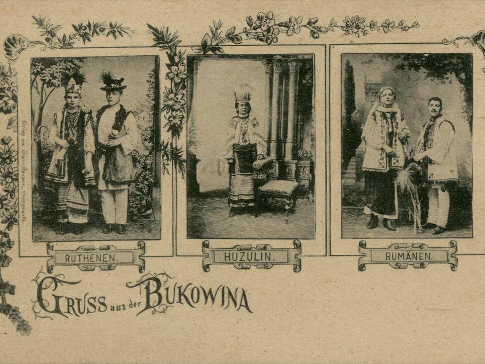 Schwarzweiße Postkarte, die drei kleine Fotografien traditionell gekleideter Menschen zeigt. Die Bilder sind mit »Ruthenen«, »Huzulin« und »Rumänen« untertitelt und von einem Blumenmuster umrankt. Darunter die Aufschrift: »Gruss aus der Bukowina«.