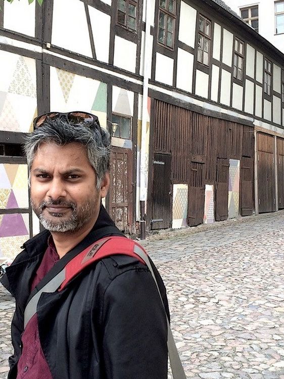 Titina Sina vor einem Fachwerk Gebäude.