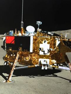 Im Rahmen der chinesischen Mondmission hat der Mond Rover "Jadehase 2" den Lander auf der Mondoberfläche fotografiert.