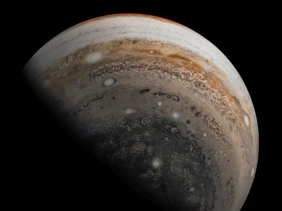 Rötlich-brauner Jupiter vor schwarzem Hintergrund.