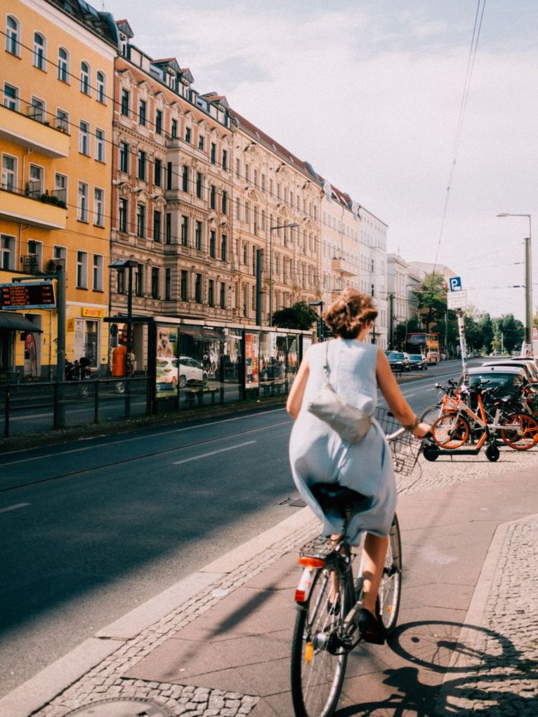Frau auf Fahrrad in Berlin