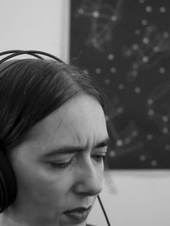 Porträt von Helen Thein mit Kopfhörern.