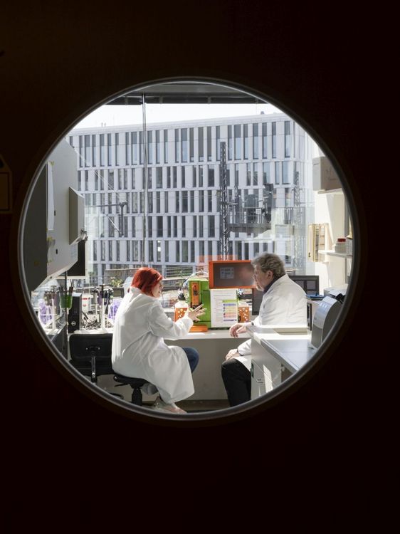 Andreas Radbruch und seine Kollegin im Labor
