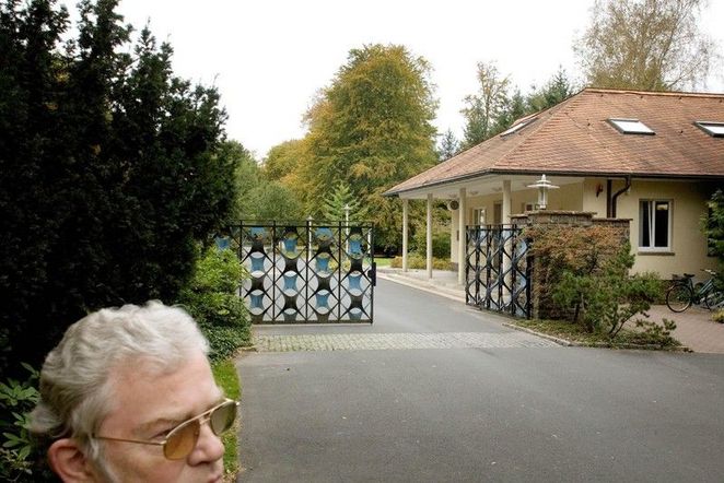Ein Flaches Haus mit geöffnetem Einfahrtstor.