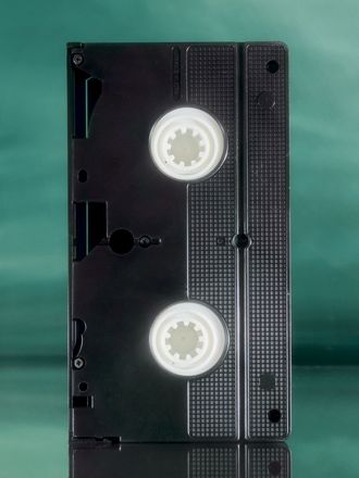 VHS Kassette vor grünem Hintergrund - Leibniz Magazin 