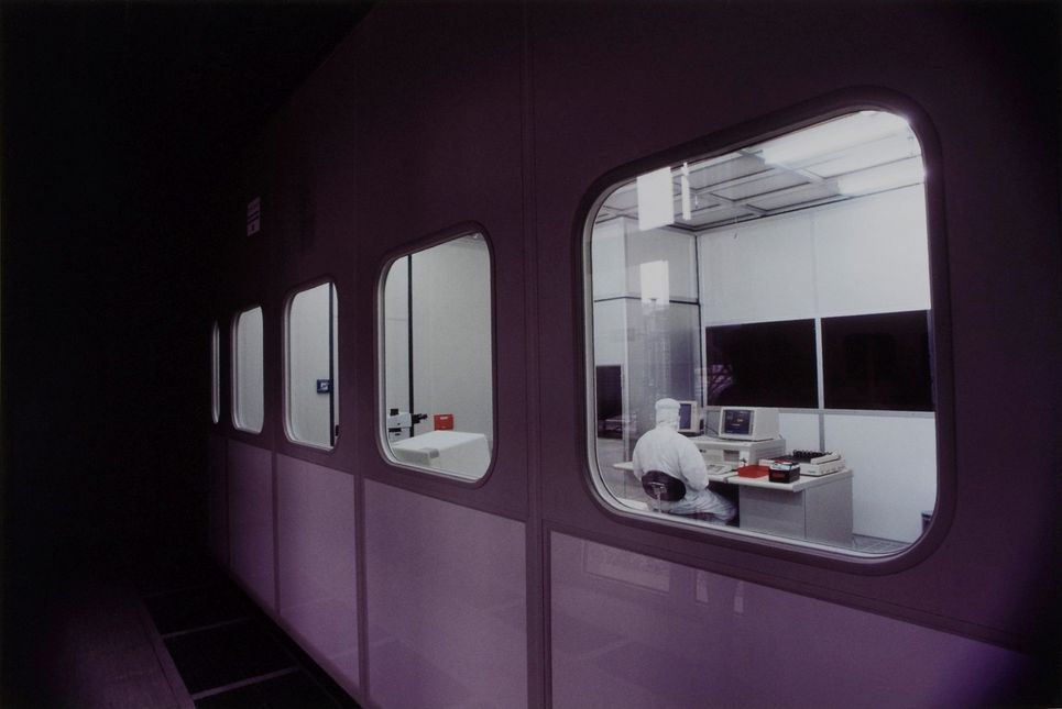 Blick durch mehrere Fenster in ein Labor.