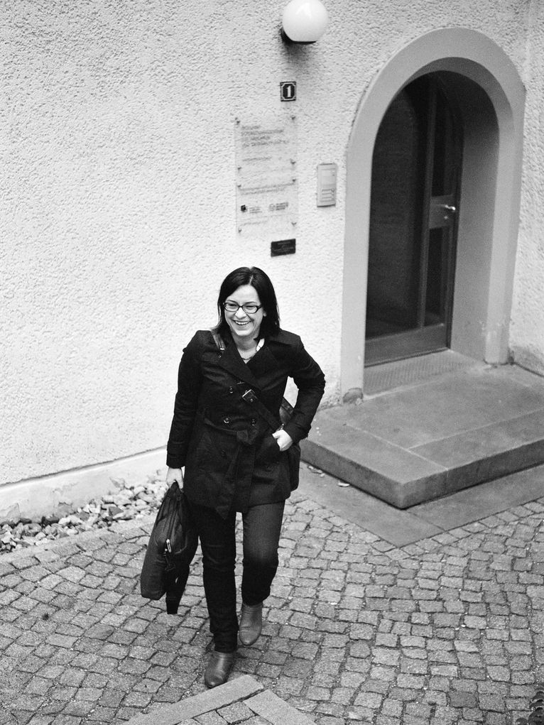Stefanie Rössler, kurz nach dem sie eine Gebäude verlassen hat.