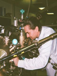 João Marcelo Lopes bei der Arbeit im Labor.