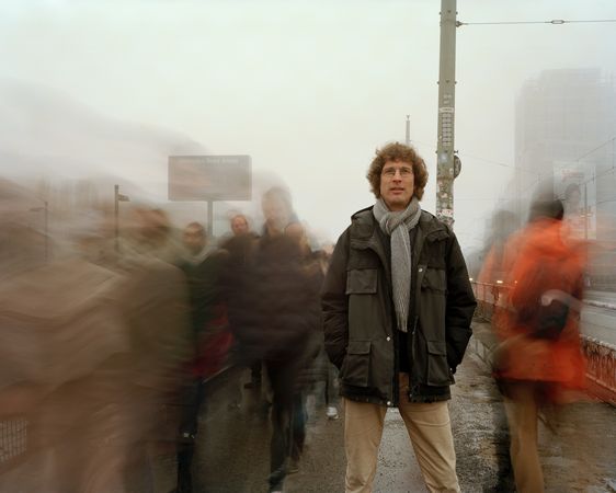 Künstlerisch verwischtes Foto von Jens Krause auf einer Brücke.